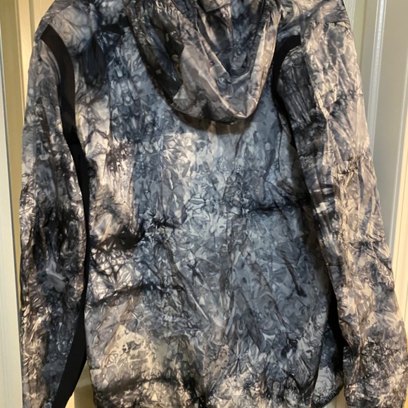 Lululemon windbreaker - Picture 3 of 3